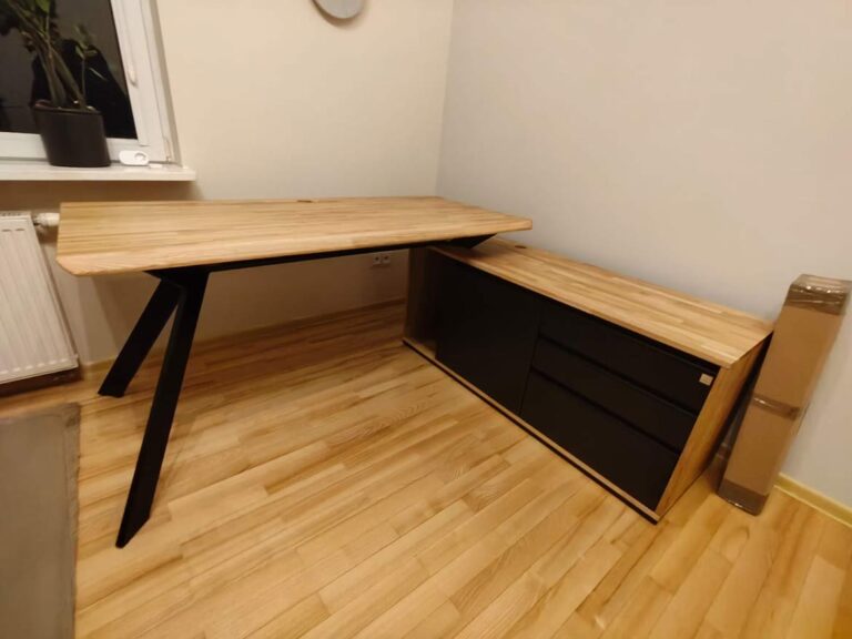 rohový psací stůl s dlouhou podnoží