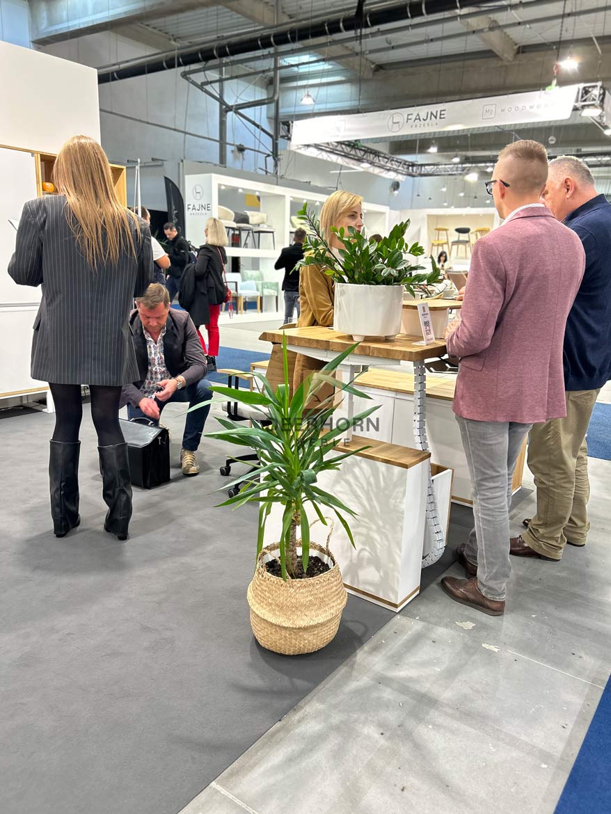bílý nastavitelný stůl na výstavě Ptak Expo ve Varšavě