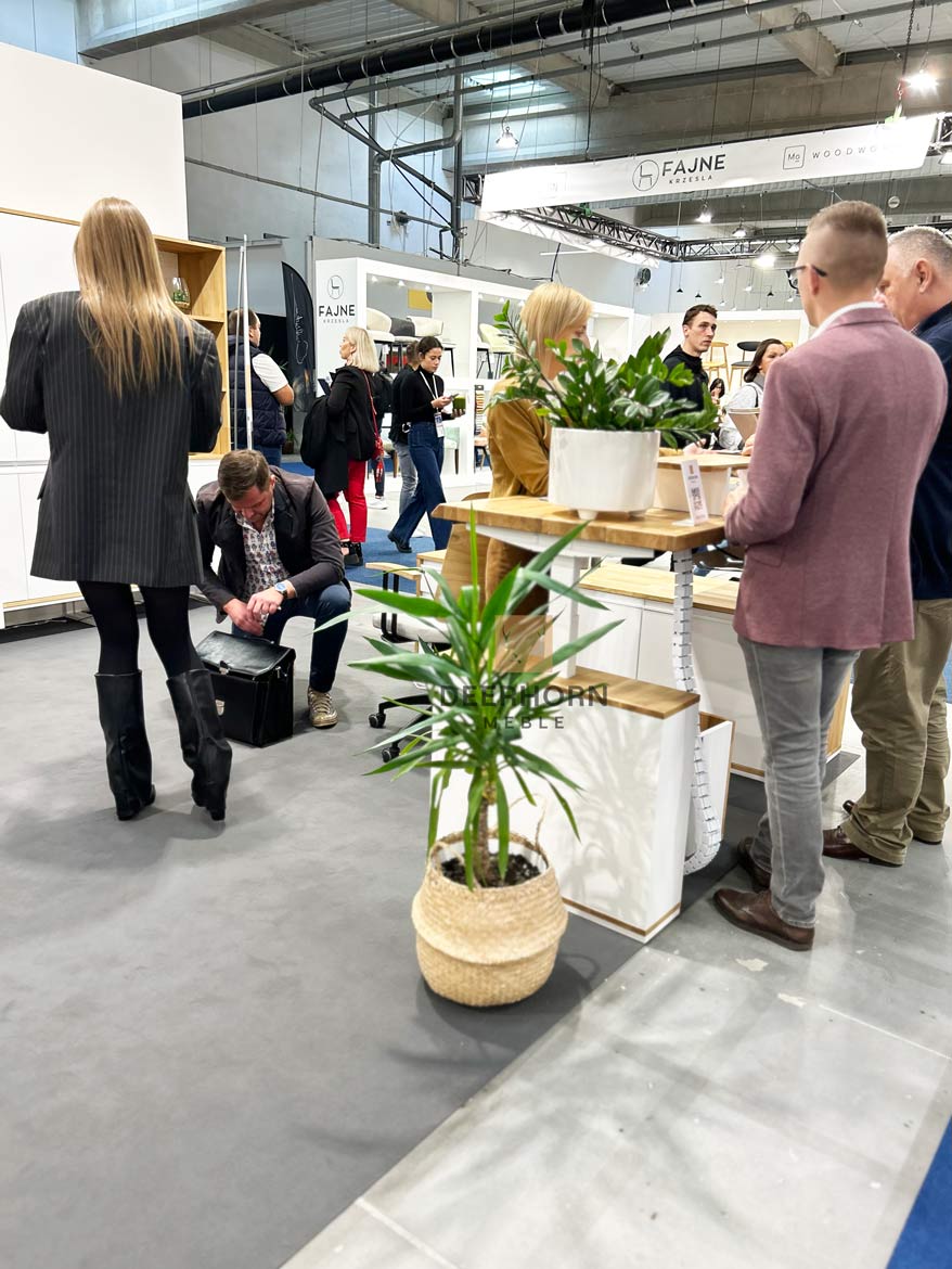bílý kancelářský nábytek na stánku Deerhorn Ptak Warsaw Expo