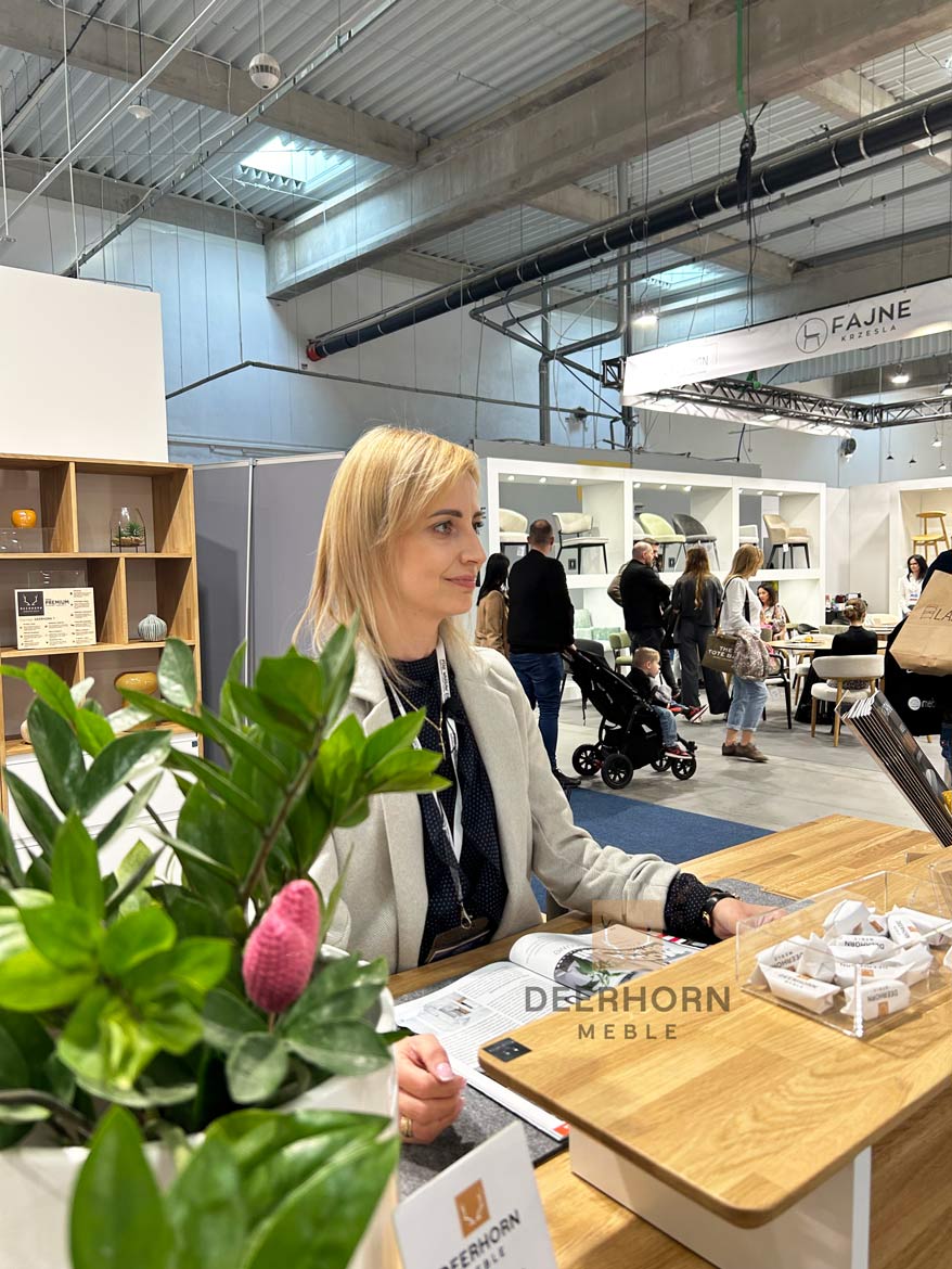 Nastavitelný stůl s výsuvným ramenem na veletrhu Ptak Expo ve Varšavě
