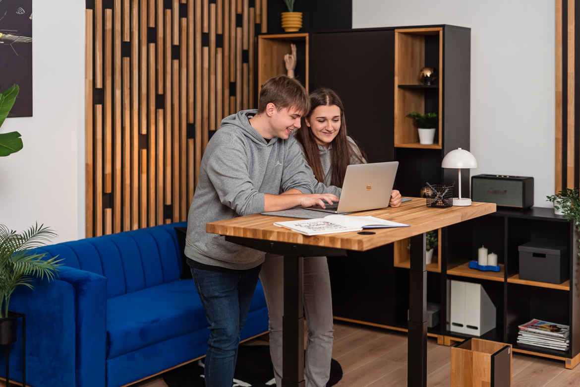 biurko-standing-desk-dla-pokolenia-Z biurko standing desk dla pokolenia Z