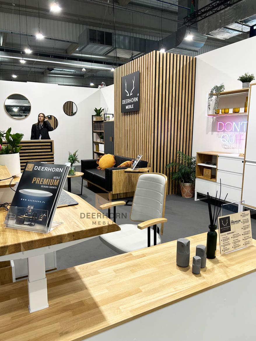 dubový kancelářský nábytek na stánku Ptak Warsaw Expo