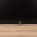 skříň s průmyslovým designem