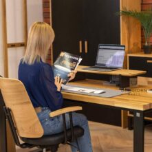 Pracovní a studijní stůl z přírodního dřeva v industriálním stylu