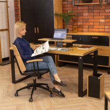 Pracovní stůl v industriálním vzhledu s dřevěnou deskou