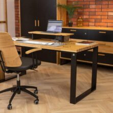 minimalistický psací stůl s masivní dubovou deskou a kovovými detaily