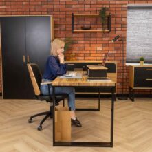 elegantní studijní stůl pro kancelářské a domácí prostory