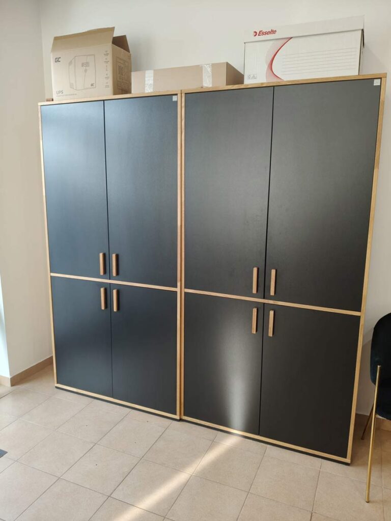 Moderní skříňky s dřevěnými povrchy