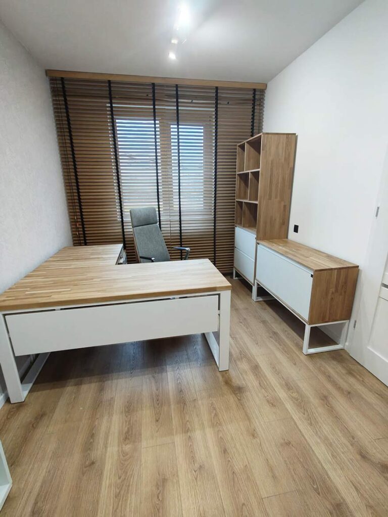 Bílý nábytek do kanceláře pana Rafaela – lehký a elegantní!