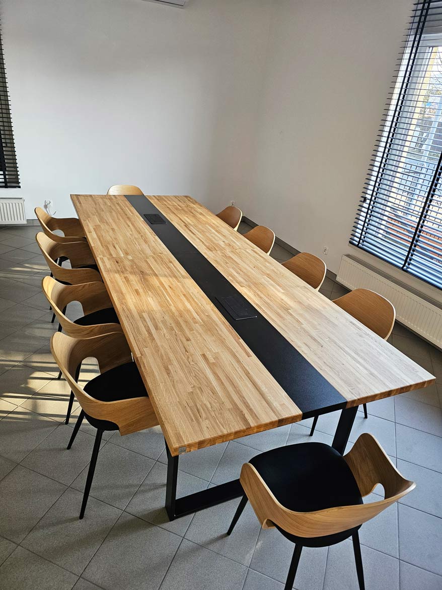 Dlouhý konferenční stůl se světlou deskou a ve stylu loft - ideální do kanceláří a zasedacích místností