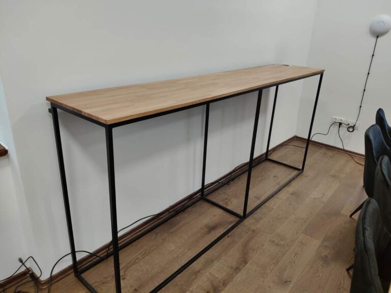 Úzká konzola s dřevěnou deskou a kovovou konstrukcí v loftovém stylu