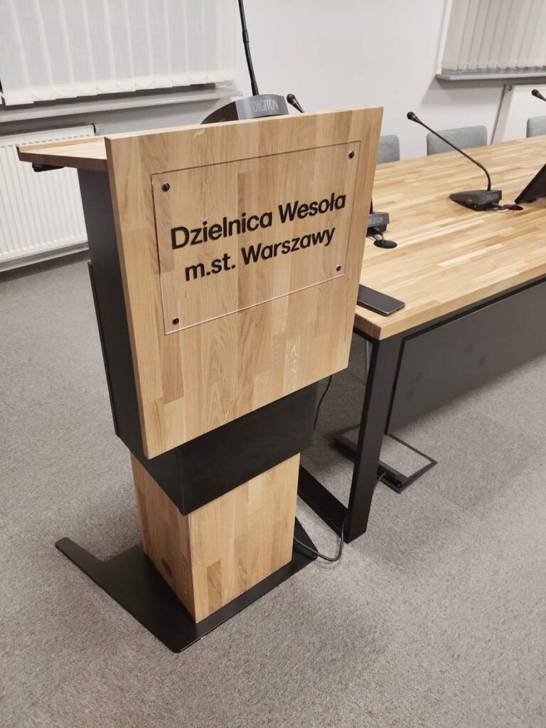 Výškově nastavitelné pódium pro varšavskou kancelář