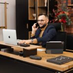 rohový psací stůl s elegantní povrchovou úpravou