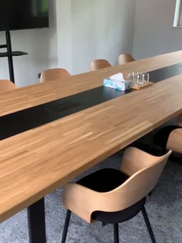 Stůl pro obchodní jednání – realizace ve Varšavě