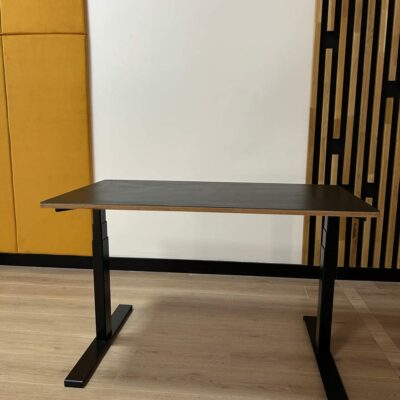 Elektrický stojící stůl s černou deskou