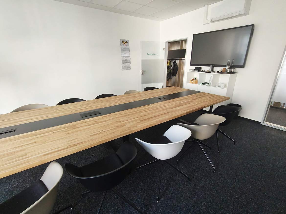 konferenční stůl s dřevěnou deskou