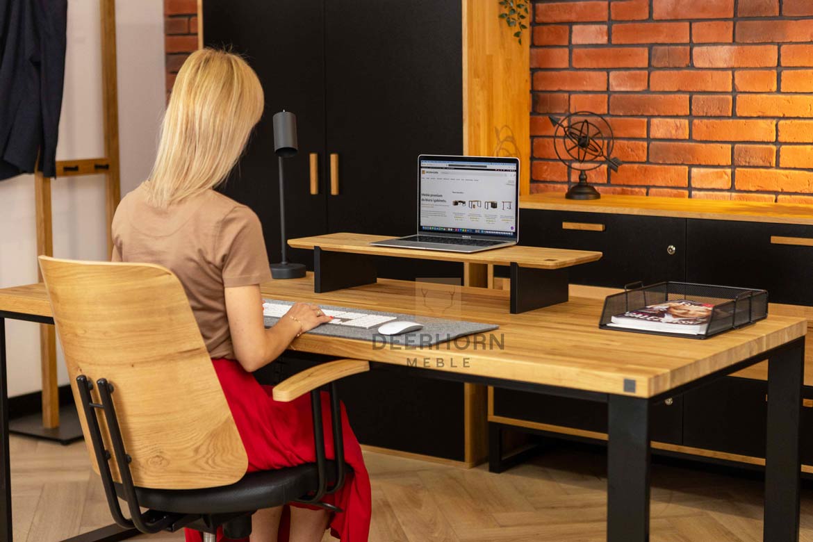stůl s prostorem pro notebook a příslušenství