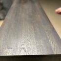 elegantní komoda s dřevěnou deskou