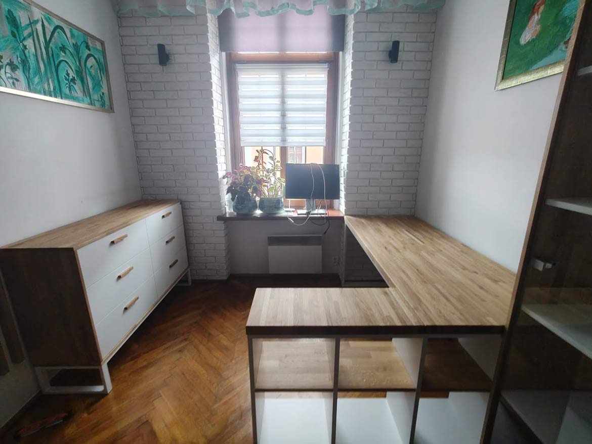 psací stůl s knihovnou