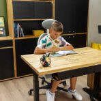 pohodlný výškově nastavitelný studijní stůl