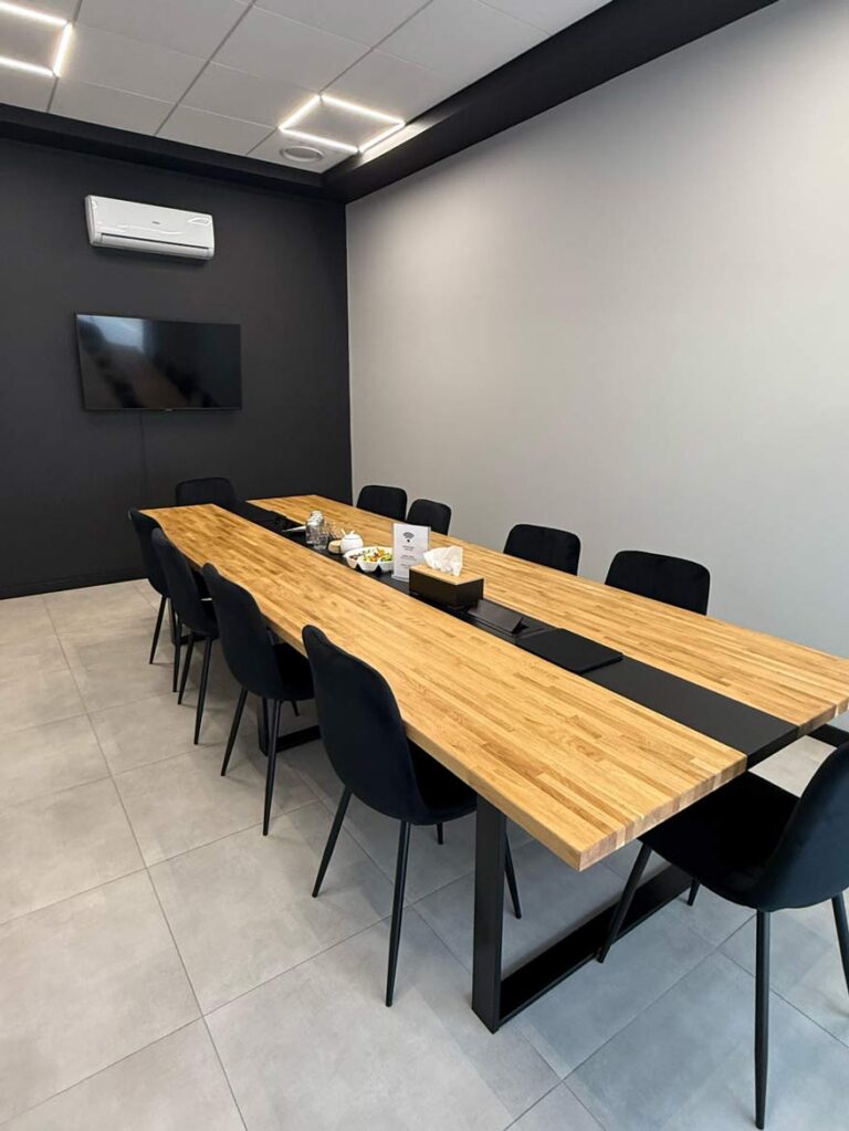 Konferenční stůl ve společnosti Skierski