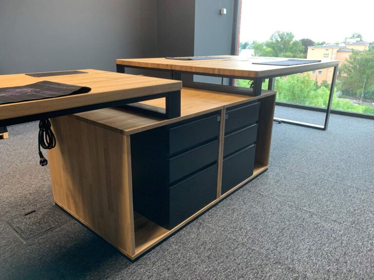 Moderní kancelářský nábytek pro společnost RCS Engineering