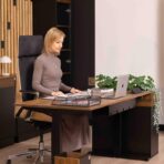 moderní psací stůl s ergonomickou židlí
