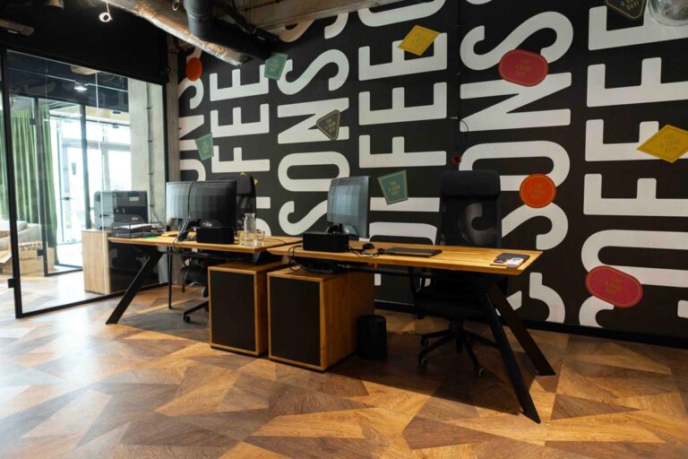 Nábytek pro kancelář a showroom společnosti Coffee & Sons v Lublinu