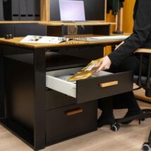 designový černý dřevěný kancelářský stůl