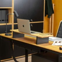 ergonomický kancelářský nábytek z černého dřeva