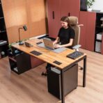 moderní firemní kancelářský stůl s dřevěnou deskou