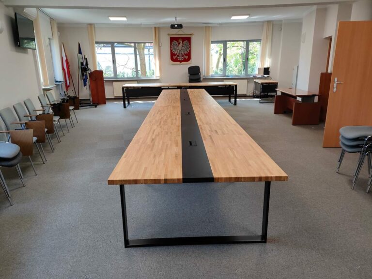 Nábytek do zasedací místnosti na varšavské radnici