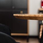 stůl s dřevěnou deskou