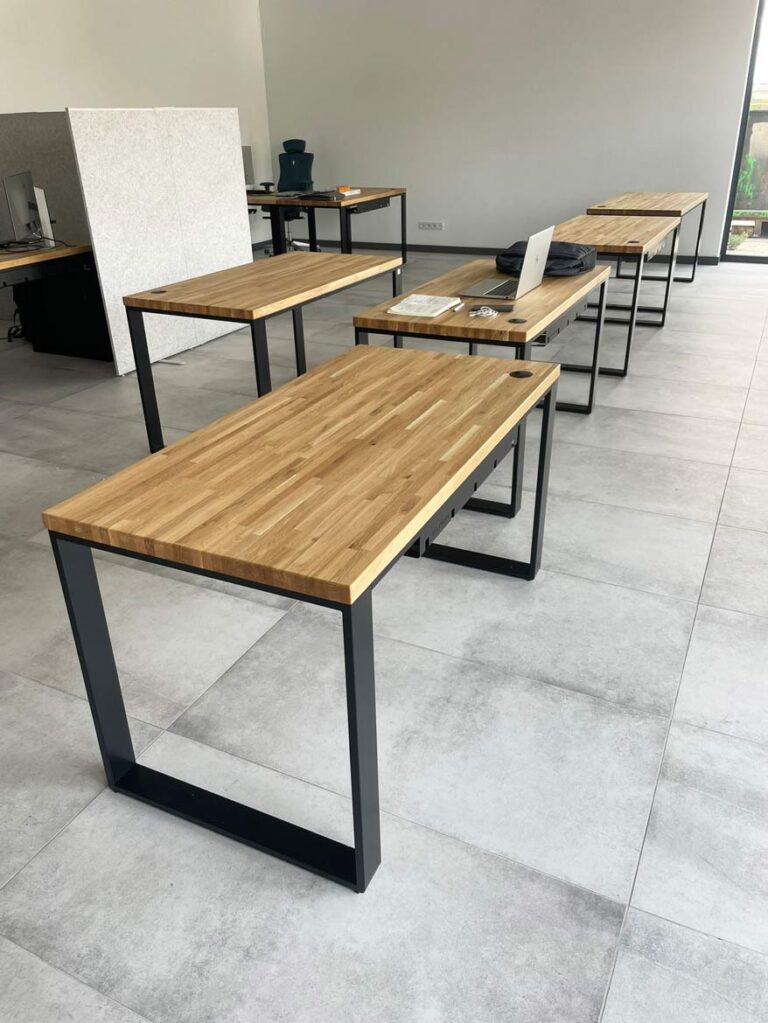 chladné firemní stoly