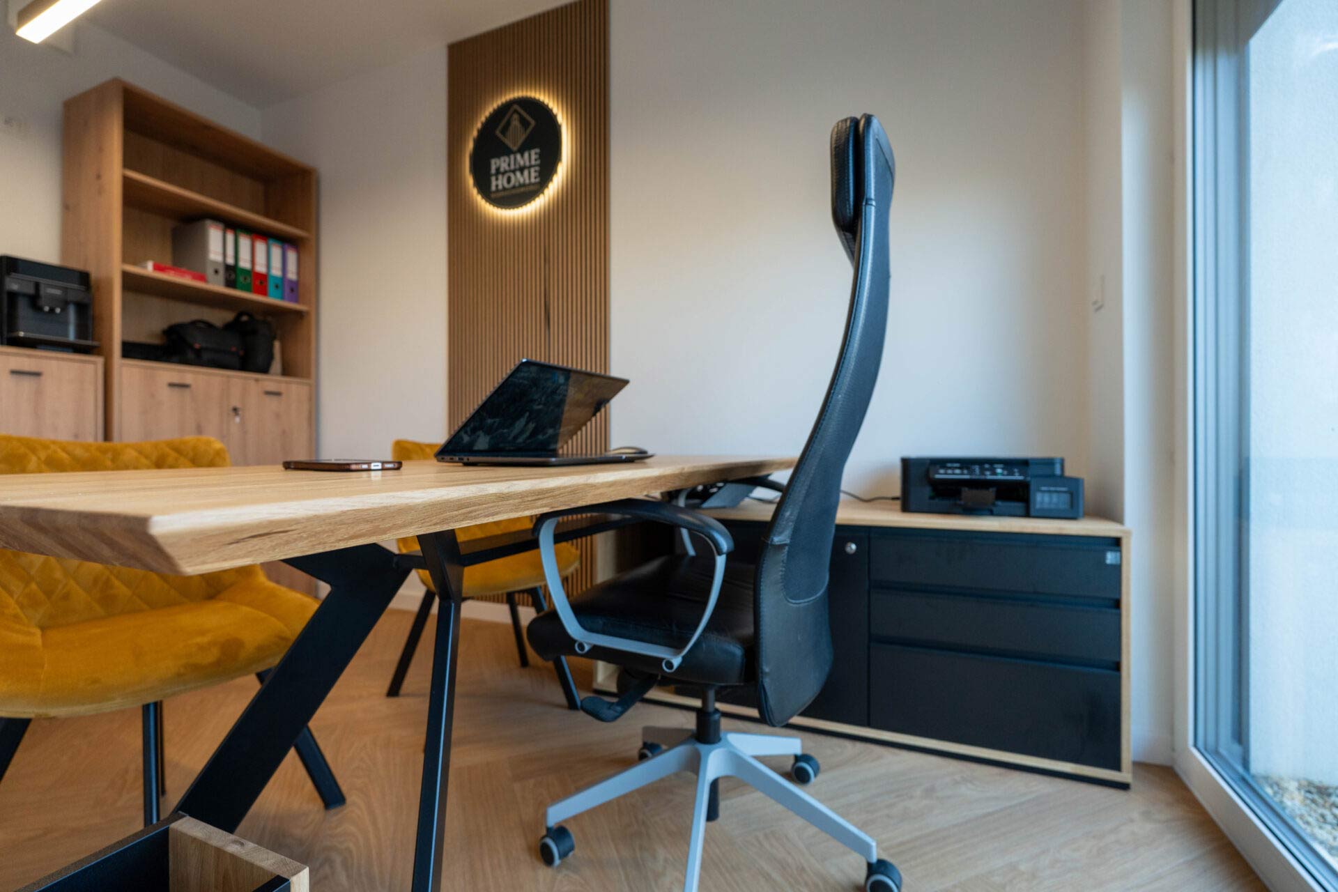 Nábytek pro realitní kancelář v Opole