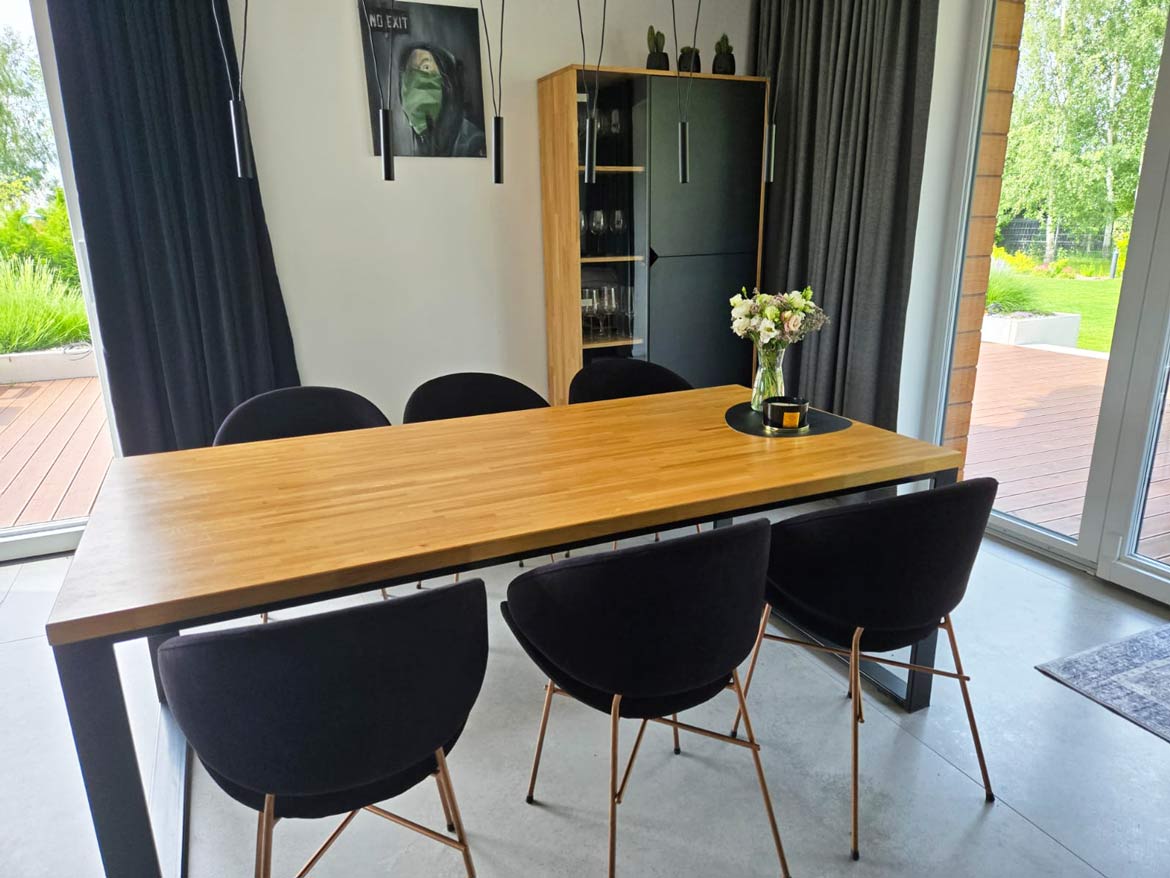 Stůl Deerhorn Loft v moderní jídelně nedaleko Krakova