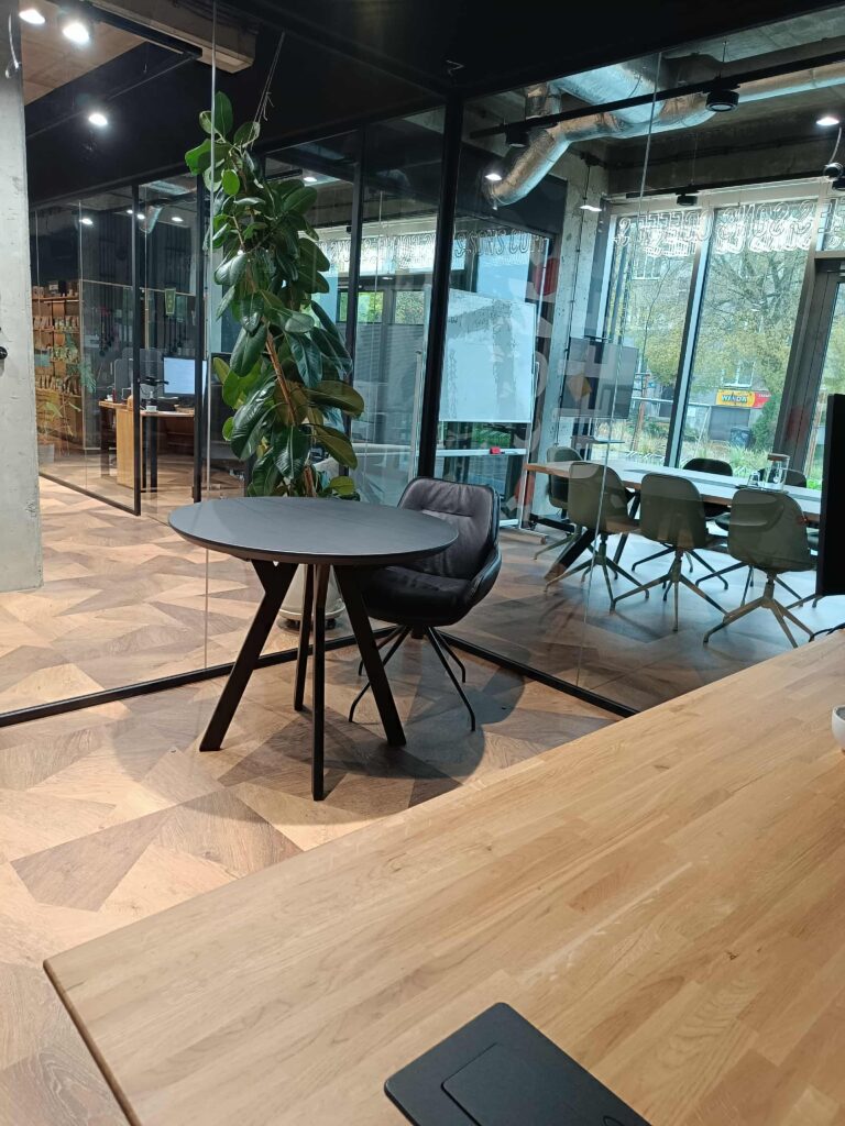 Celočerný kulatý stůl Premium