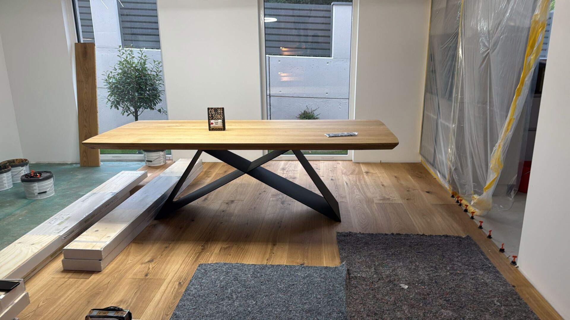 Velký stůl se silnou dubovou deskou na kovové podnoži