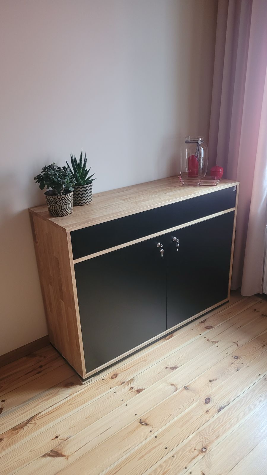 Moderní dřevěná komoda