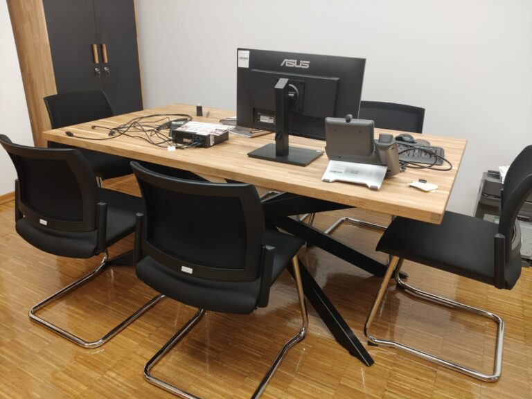 Stůl a psací stůl s dřevěnou deskou