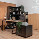 ergonomický stůl s velkou pracovní plochou pro práci s monitorem.
