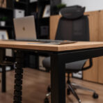 kancelářský stůl se systémem vedení kabelů pod horní deskou