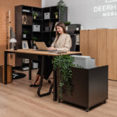 pracovní stůl s velkou pracovní plochou pro použití v domácí kanceláři
