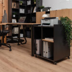 stůl s černou skříní na tiskárnu ideální pro minimalistickou kancelář