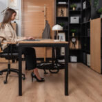 Stůl s přírodním dřevěným efektem pro elegantní pracovní prostor