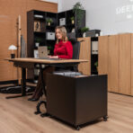 stůl s ergonomickým nastavením výšky a mobilním podstavcem