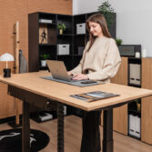 ergonomický pracovní stůl