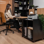 stůl se skříní na tiskárnu ijdeálně pro kancelářské pracovníky
