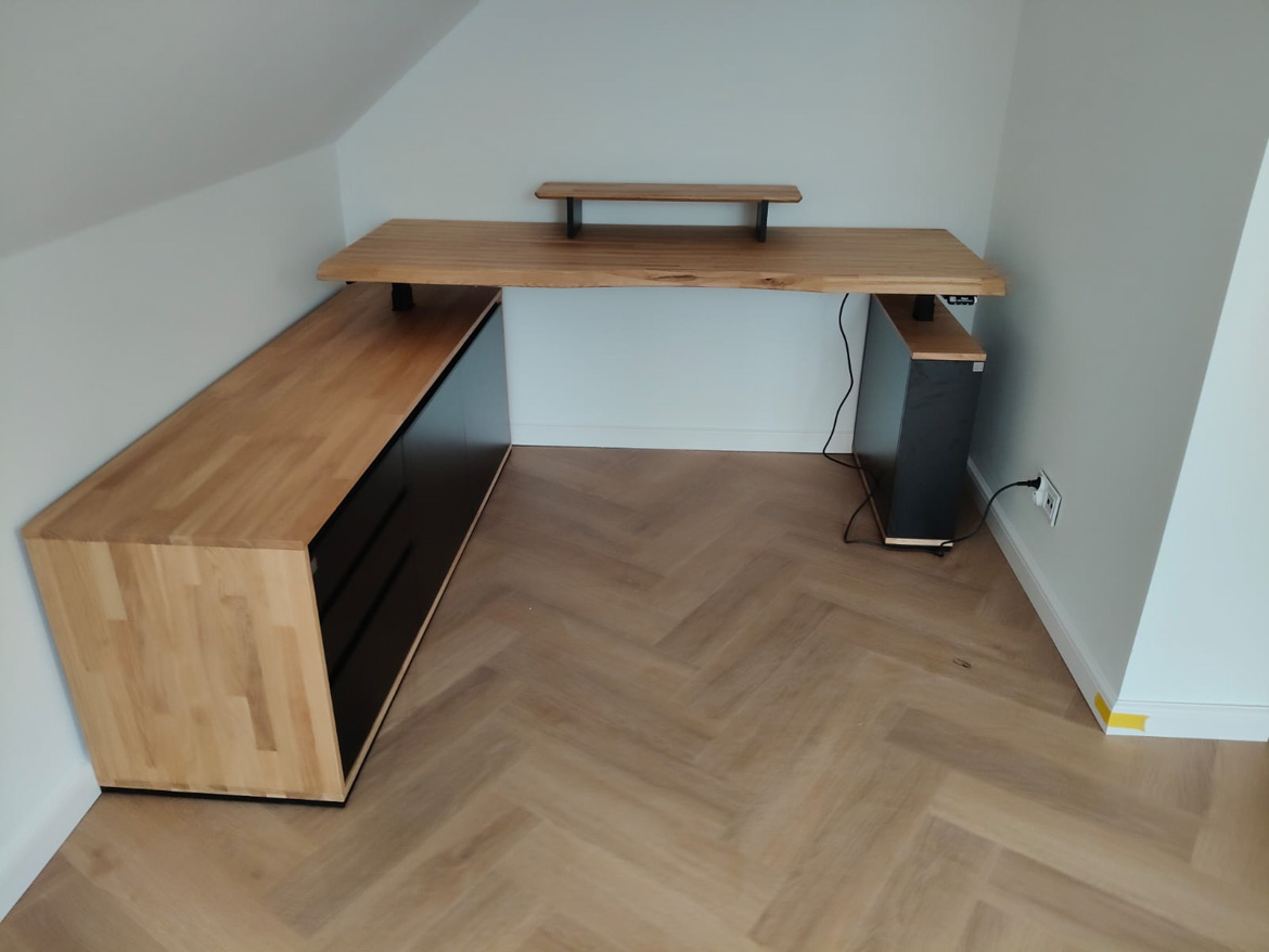Velký nastavitelný rohový stůl pro pana Mateusze z okolí Varšavy