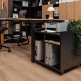 elegantní studijní stůl s dřevěnou deskou